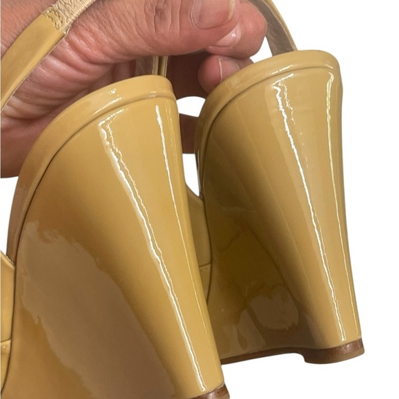 MICHAEL KORS Tan Patent
Leather 4" High Wedge Open Toe
Slingback Shoes size 7.5M - Picture 11 of 13